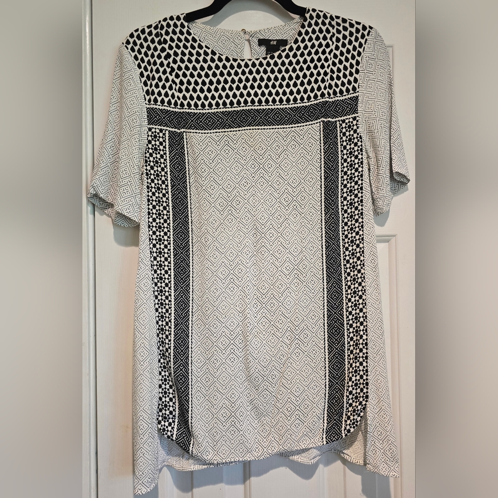 Women's black & white H&M short sleeve round neck blouse Size 6